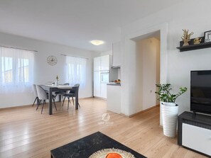 Dining - Comfortable House With Private Swimming Pool (Pula)
