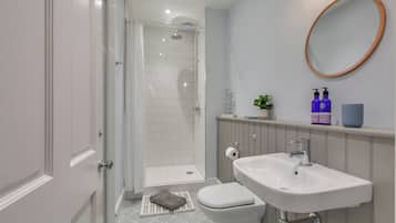 Luxury Apartment, 1 Bedroom, Garden View | Bilik Mandi | Gabungan pancuran/tab mandi, pengering rambut, tuala disediakan, sabun