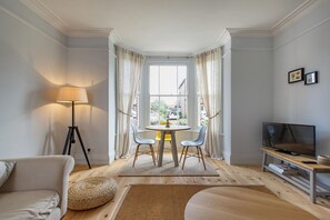 مكتب ومساحة عمل للكمبيوتر المحمول وتجهيزات عازلة للصوت ومكواة/لوح كي