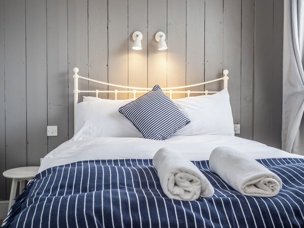 مكتب ومساحة عمل للكمبيوتر المحمول وتجهيزات عازلة للصوت ومكواة/لوح كي