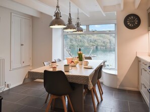 Dining - 3 bedroom accommodation in Fowey (Fowey)