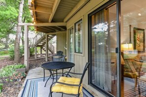 Outdoor dining - Sunset Views of Lake Geneva (Fontana-On-Geneva Lake)