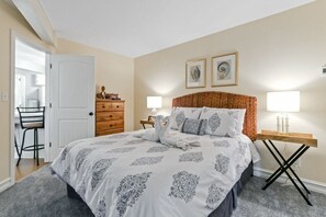 2 bedrooms, iron/ironing board, travel crib, WiFi - Sunset Views of Lake Geneva (Fontana-On-Geneva Lake)