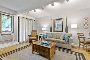 Téléviseur, foyer, table de ping-pong