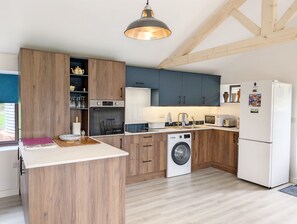 Fridge, microwave, oven, toaster - Khukra Kharka Cottage -  a cottage that sleeps 4 guests  in 2 bedrooms (Colworth)