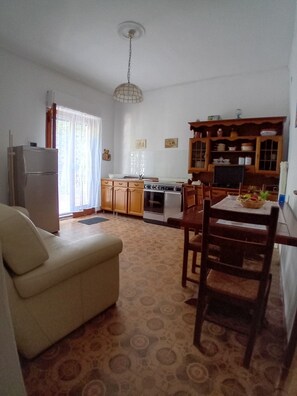 Interior - QUIET, TOP SEA AND SUNSETS, COMFORTABLE ACCOMMODATION, PARKING SPACE, OK VS. ANIMALS (Isola delle Femmine)