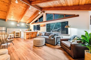 Smart TV, fireplace - Wine Country Retreat- Privacy-Spa/Pool/Games (Santa Rosa)