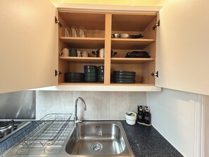 Een koelkast, een microgolfoven, een oven, een kookplaat