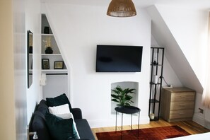 3 soverom, skrivebord, strykejern/-brett og reiseseng for barn