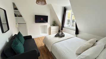 3 bedrooms, desk, iron/ironing board, travel cot