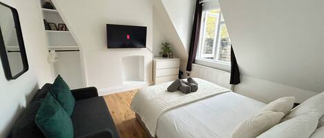 3 bedrooms, desk, iron/ironing board, travel crib