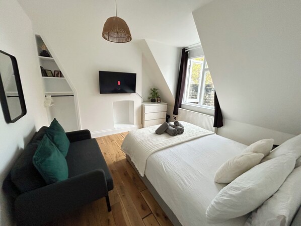 3 bedrooms, desk, iron/ironing board, travel crib