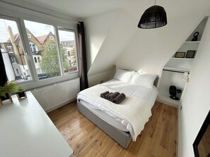 3 slaapkamers, een bureau, een strijkplank/strijkijzer, reisbedje