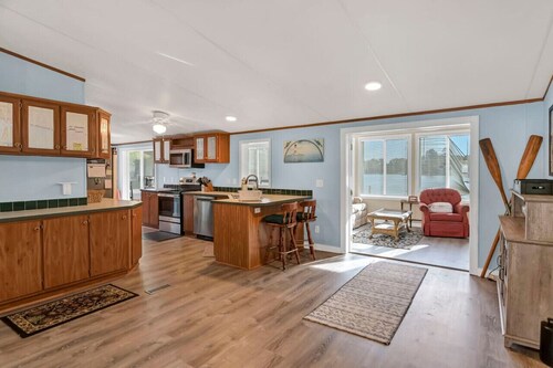 Plum Beautiful | 3 Kings & Hot Tub on Lake Murray