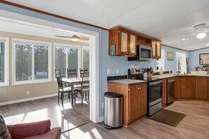 Køleskab, mikrobølgeovn, ovn, kogeplade