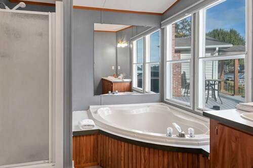 Plum Beautiful | 3 Kings & Hot Tub on Lake Murray