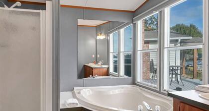 Plum Beautiful | 3 Kings & Hot Tub on Lake Murray