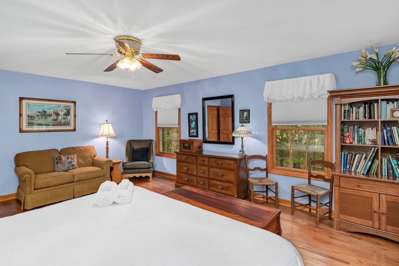 3 chambres, bureau, fer et planche à repasser, lit parapluie