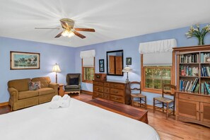 3 chambres, bureau, fer et planche à repasser, lit parapluie