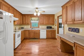 Køleskab, mikrobølgeovn, ovn, kogeplade