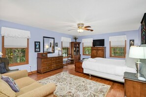 3 Schlafzimmer, Schreibtisch, Bügeleisen/Bügelbrett, Reisekinderbett