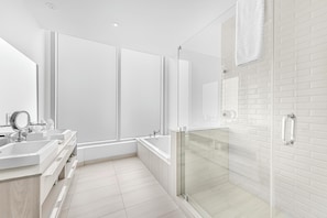 Regadera, secadora de cabello, bidet, toallas