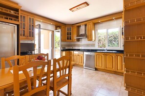 Kjøleskap, mikrobølgeovn, ovn og oppvaskmaskin