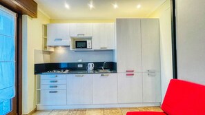 Fridge, microwave, coffee/tea maker, electric kettle - Appartamento Lo Scoiattolo - Affitti Brevi Italia (Sauze d´Oulx)