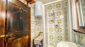 Douche, sèche-cheveux, serviettes fournies