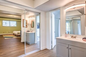 5 makuuhuonetta, työpöytä, silitysrauta/-lauta, vauvan matkasänky