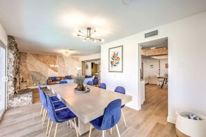 Interior - Oasis near STRIP-Lap Pool, Spa, Sauna, Poker, Deck (Las Vegas)