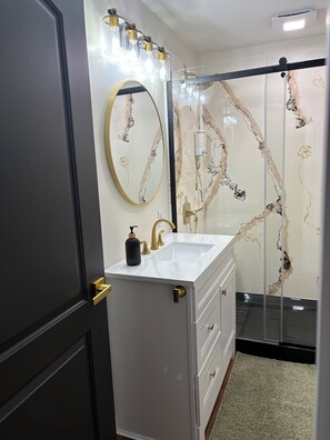 Dusche, Haartrockner, Handtücher, Seife