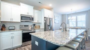 冰箱、微波炉、烤箱、炉灶