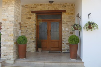 4-bedroom luxury villa with Pool  in the charming Skarinou Village