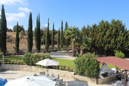 4-bedroom luxury villa with Pool  in the charming Skarinou Village