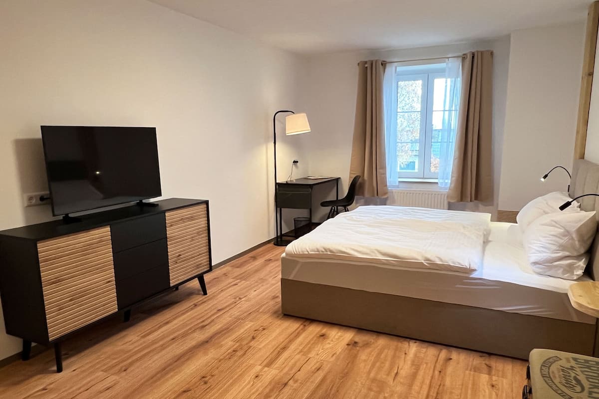 Tripla Premium, bagno privato (Doppelzimmer Komfort Plus) | 1 camera, postazione laptop, culle/letti per bambini (a pagamento)