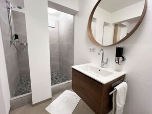 Deluxe Double Room, Private Bathroom, Courtyard View (Doppelzimmer Komfort) | Bathroom | Shower, hair dryer, towels, soap - Hotel Engel Buch (Albbruck)