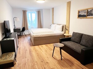 Premium Suite, Private Bathroom (Doppelzimmer Komfort Plus) | Laptop workspace, cribs/infant beds, free WiFi, bed sheets - Hotel Engel Buch (Albbruck)