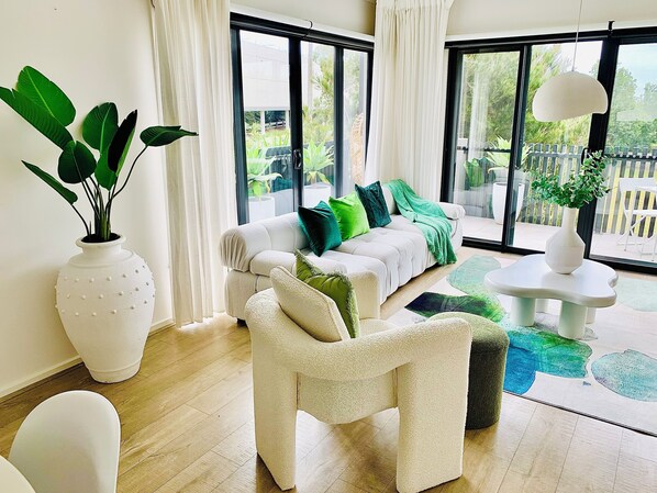 Smart TV, DVD player, books, video library - Position perfection - Mornington
Walk to beach and shops (Mornington)