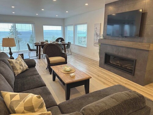 Newly Renovated. Spectacular ocean view with gourmet kitchen.