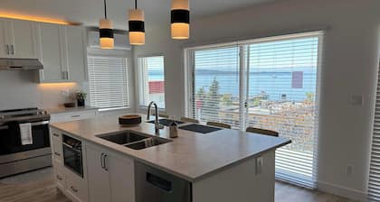 Newly Renovated. Spectacular ocean view with gourmet kitchen.