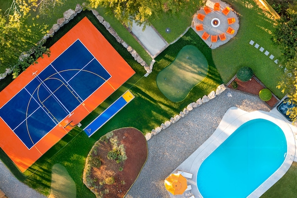 Chateau Tulsa - Your own private resort in the heart of Midtown!