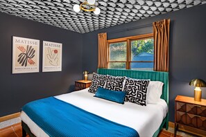 5 dormitorios, caja fuerte, escritorio y tabla de planchar con plancha