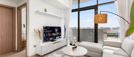 Smart TV, libros y estéreo