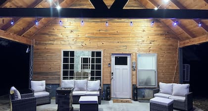 Cozy 3-bedroom cabin on Petit Jean Mountain with AC, WiFi