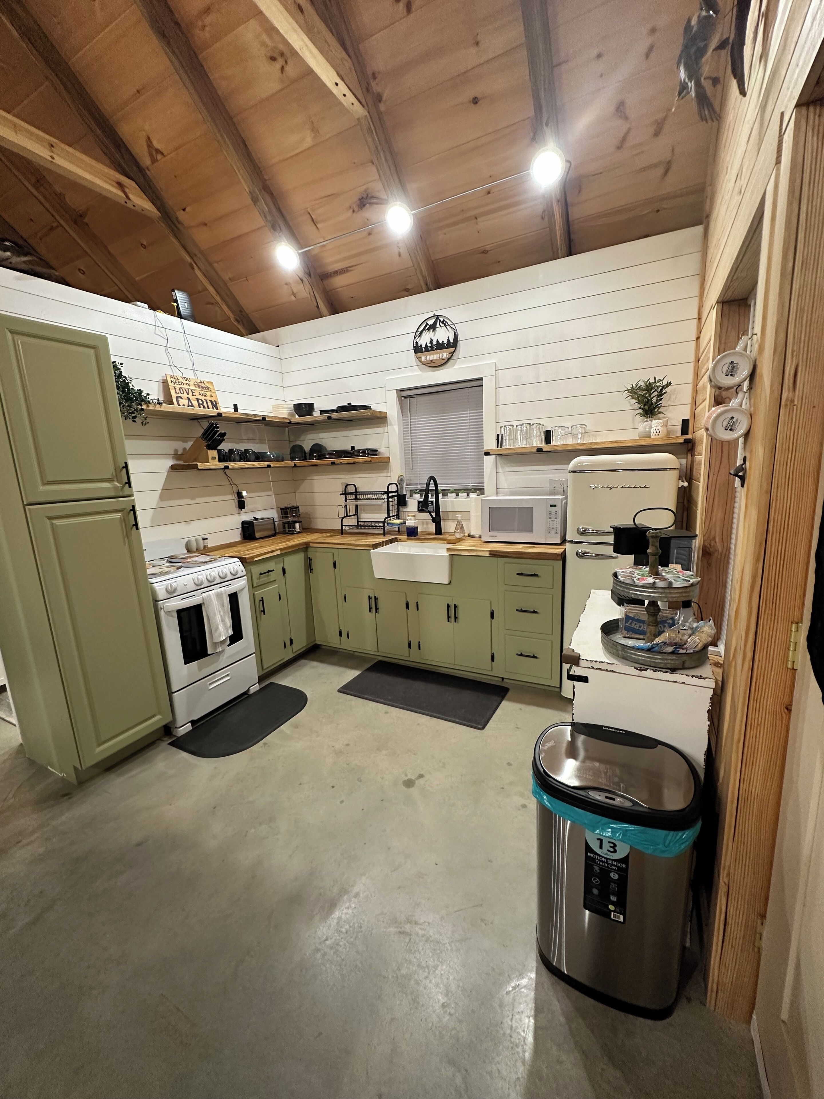 Réfrigérateur, four à micro-ondes, un four, surface de cuisson