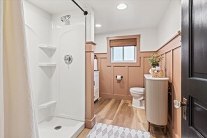 Shower, hair dryer, towels - Troy House Upstairs Level | Cozy and Chic (Troy)