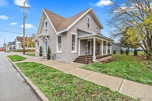 Exterior - Troy House Upstairs Level | Cozy and Chic (Troy)