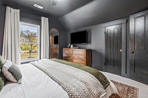 1 bedroom, desk, iron/ironing board, free WiFi - Troy House Upstairs Level | Cozy and Chic (Troy)