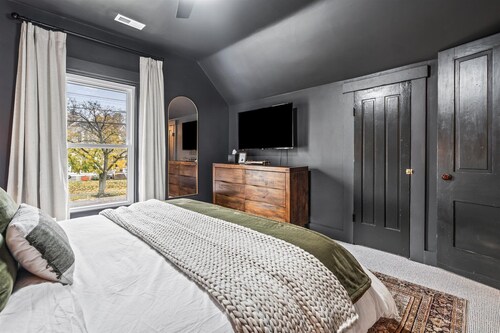 Troy House Upstairs Level | Cozy and Chic